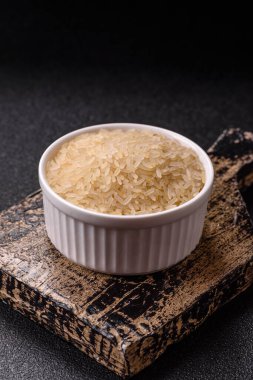 Seramik kasede beyaz çiğ pirinç. Pirinç Asya organik gıdasının bir malzemesidir.