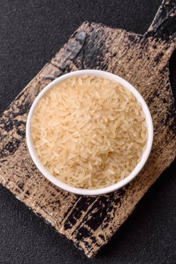 Seramik kasede beyaz çiğ pirinç. Pirinç Asya organik gıdasının bir malzemesidir.