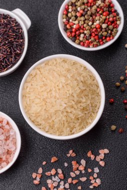 Seramik kasede beyaz çiğ pirinç. Pirinç Asya organik gıdasının bir malzemesidir.