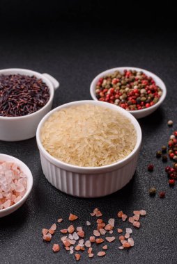 Seramik kasede beyaz çiğ pirinç. Pirinç Asya organik gıdasının bir malzemesidir.