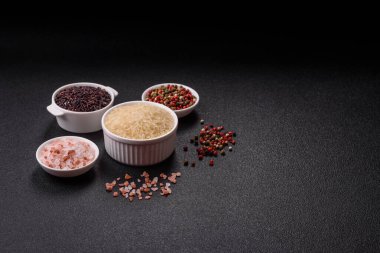 Seramik kasede beyaz çiğ pirinç. Pirinç Asya organik gıdasının bir malzemesidir.