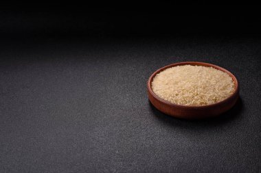 Seramik kasede beyaz çiğ pirinç. Pirinç Asya organik gıdasının bir malzemesidir.