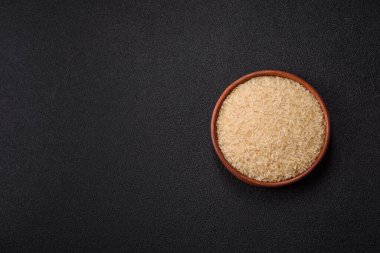 Seramik kasede beyaz çiğ pirinç. Pirinç Asya organik gıdasının bir malzemesidir.