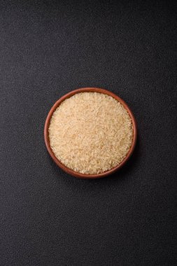 Seramik kasede beyaz çiğ pirinç. Pirinç Asya organik gıdasının bir malzemesidir.