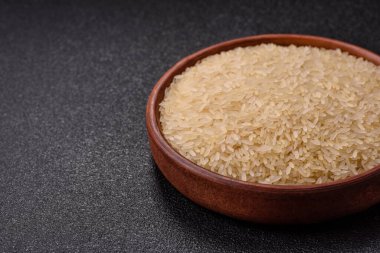 Seramik kasede beyaz çiğ pirinç. Pirinç Asya organik gıdasının bir malzemesidir.