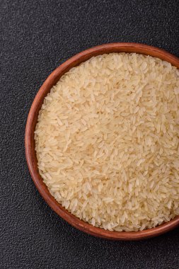 Seramik kasede beyaz çiğ pirinç. Pirinç Asya organik gıdasının bir malzemesidir.