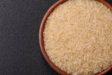 Seramik kasede beyaz çiğ pirinç. Pirinç Asya organik gıdasının bir malzemesidir.