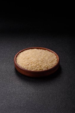 Seramik kasede beyaz çiğ pirinç. Pirinç Asya organik gıdasının bir malzemesidir.