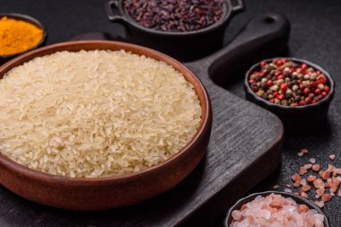 Seramik kasede beyaz çiğ pirinç. Pirinç Asya organik gıdasının bir malzemesidir.