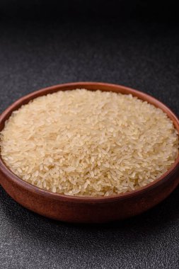 Seramik kasede beyaz çiğ pirinç. Pirinç Asya organik gıdasının bir malzemesidir.