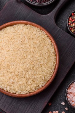 Seramik kasede beyaz çiğ pirinç. Pirinç Asya organik gıdasının bir malzemesidir.