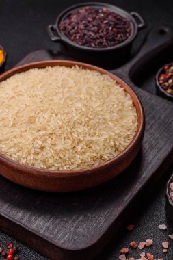 Seramik kasede beyaz çiğ pirinç. Pirinç Asya organik gıdasının bir malzemesidir.
