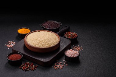 Seramik kasede beyaz çiğ pirinç. Pirinç Asya organik gıdasının bir malzemesidir.