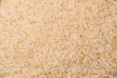 Seramik kasede beyaz çiğ pirinç. Pirinç Asya organik gıdasının bir malzemesidir.