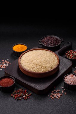 Seramik kasede beyaz çiğ pirinç. Pirinç Asya organik gıdasının bir malzemesidir.