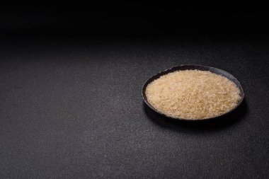 Seramik kasede beyaz çiğ pirinç. Pirinç Asya organik gıdasının bir malzemesidir.