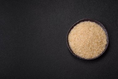 Seramik kasede beyaz çiğ pirinç. Pirinç Asya organik gıdasının bir malzemesidir.