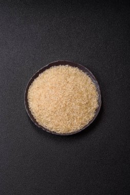 Seramik kasede beyaz çiğ pirinç. Pirinç Asya organik gıdasının bir malzemesidir.