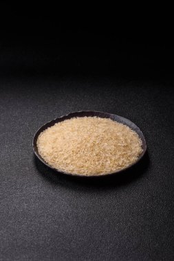 Seramik kasede beyaz çiğ pirinç. Pirinç Asya organik gıdasının bir malzemesidir.