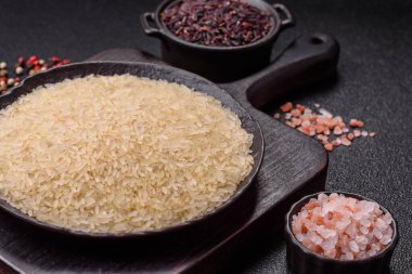 Seramik kasede beyaz çiğ pirinç. Pirinç Asya organik gıdasının bir malzemesidir.