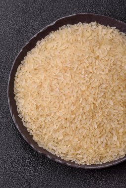 Seramik kasede beyaz çiğ pirinç. Pirinç Asya organik gıdasının bir malzemesidir.