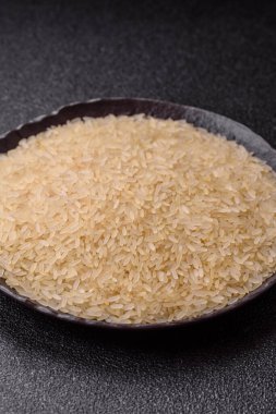 Seramik kasede beyaz çiğ pirinç. Pirinç Asya organik gıdasının bir malzemesidir.