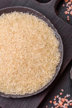 Seramik kasede beyaz çiğ pirinç. Pirinç Asya organik gıdasının bir malzemesidir.