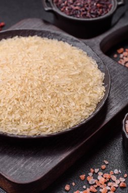 Seramik kasede beyaz çiğ pirinç. Pirinç Asya organik gıdasının bir malzemesidir.