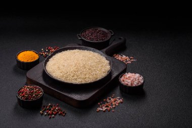 Seramik kasede beyaz çiğ pirinç. Pirinç Asya organik gıdasının bir malzemesidir.