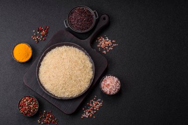 Seramik kasede beyaz çiğ pirinç. Pirinç Asya organik gıdasının bir malzemesidir.