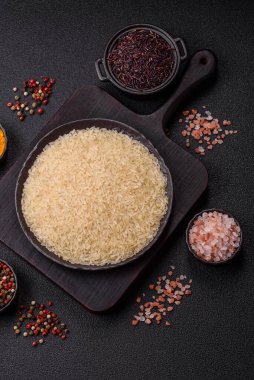 Seramik kasede beyaz çiğ pirinç. Pirinç Asya organik gıdasının bir malzemesidir.