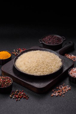 Seramik kasede beyaz çiğ pirinç. Pirinç Asya organik gıdasının bir malzemesidir.