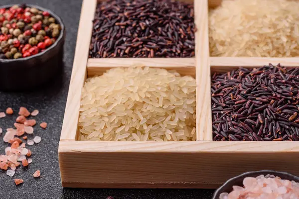 Seramik kasede beyaz ve kırmızı çiğ pirinç taneleri. Pirinç Asya organik gıdasının bir malzemesidir.