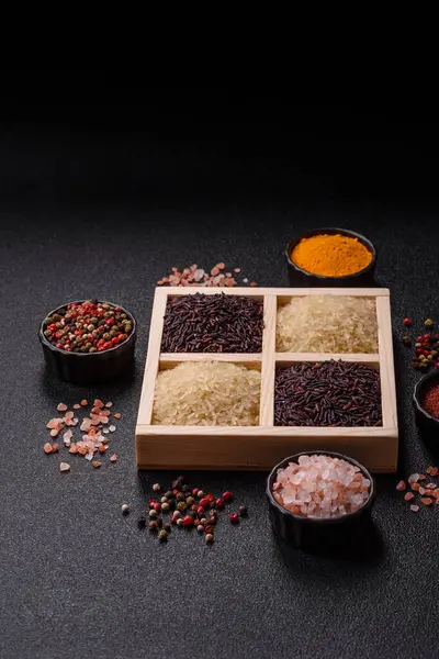 Seramik kasede beyaz ve kırmızı çiğ pirinç taneleri. Pirinç Asya organik gıdasının bir malzemesidir.