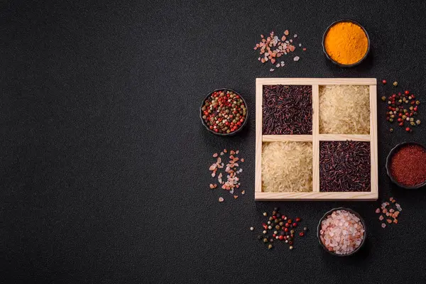 Seramik kasede beyaz ve kırmızı çiğ pirinç taneleri. Pirinç Asya organik gıdasının bir malzemesidir.