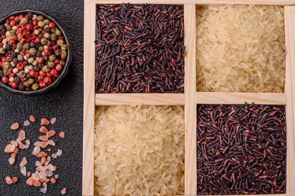 Seramik kasede beyaz ve kırmızı çiğ pirinç taneleri. Pirinç Asya organik gıdasının bir malzemesidir.