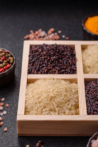 Seramik kasede beyaz ve kırmızı çiğ pirinç taneleri. Pirinç Asya organik gıdasının bir malzemesidir.