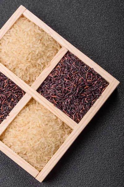 Seramik kasede beyaz ve kırmızı çiğ pirinç taneleri. Pirinç Asya organik gıdasının bir malzemesidir.