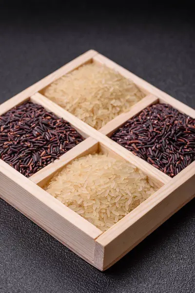 Seramik kasede beyaz ve kırmızı çiğ pirinç taneleri. Pirinç Asya organik gıdasının bir malzemesidir.