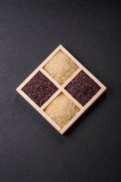 Seramik kasede beyaz ve kırmızı çiğ pirinç taneleri. Pirinç Asya organik gıdasının bir malzemesidir.