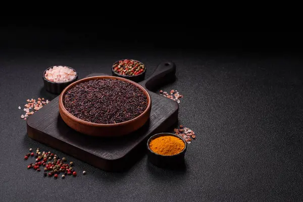 Seramik bir kasede kırmızı veya kahverengi çiğ pirinç. Pirinç Asya organik gıdasının bir malzemesidir.