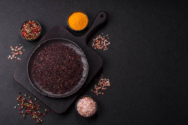 Seramik bir kasede kırmızı veya kahverengi çiğ pirinç. Pirinç Asya organik gıdasının bir malzemesidir.