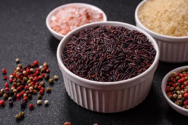 Seramik bir kasede kırmızı veya kahverengi çiğ pirinç. Pirinç Asya organik gıdasının bir malzemesidir.