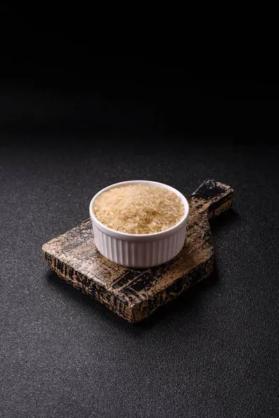 Seramik kasede beyaz çiğ pirinç. Pirinç Asya organik gıdasının bir malzemesidir.