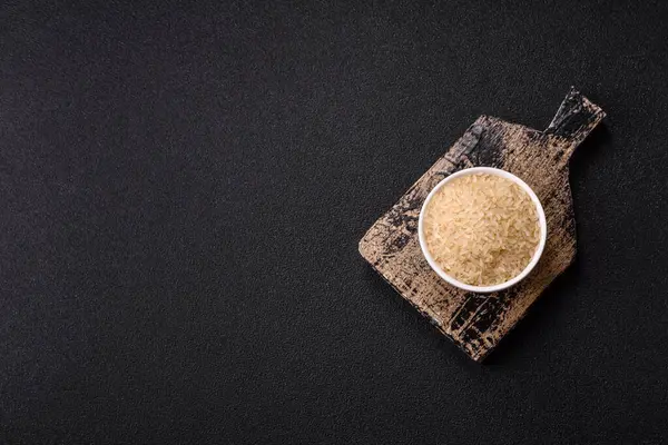 Seramik kasede beyaz çiğ pirinç. Pirinç Asya organik gıdasının bir malzemesidir.