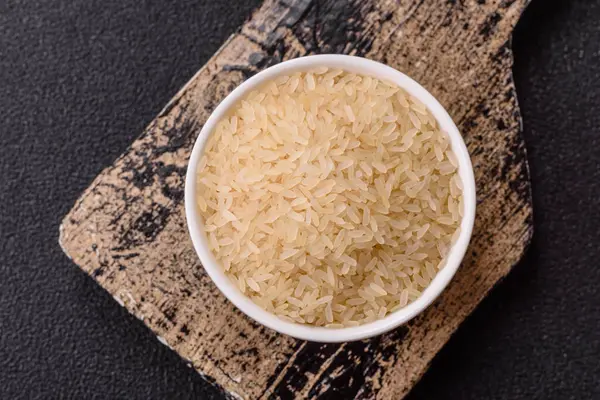 Seramik kasede beyaz çiğ pirinç. Pirinç Asya organik gıdasının bir malzemesidir.