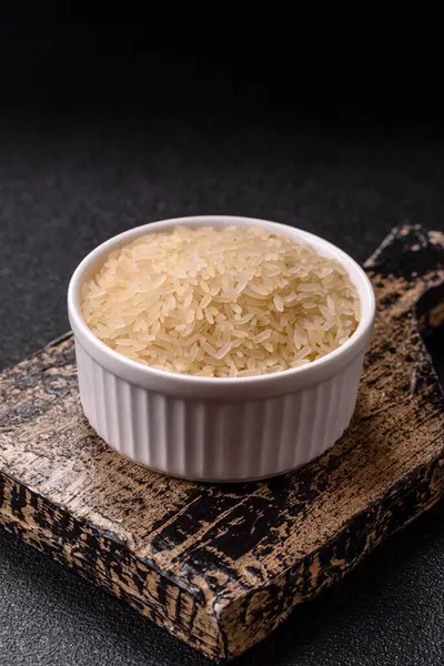 Seramik kasede beyaz çiğ pirinç. Pirinç Asya organik gıdasının bir malzemesidir.