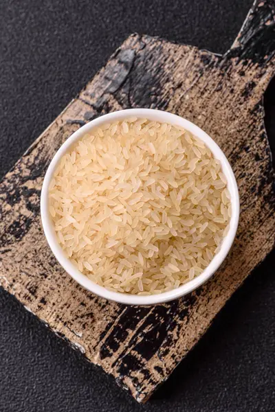 Seramik kasede beyaz çiğ pirinç. Pirinç Asya organik gıdasının bir malzemesidir.
