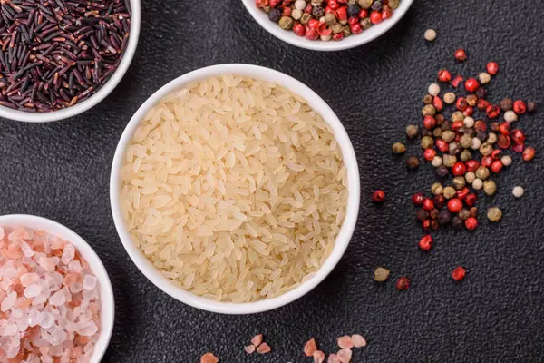 Seramik kasede beyaz çiğ pirinç. Pirinç Asya organik gıdasının bir malzemesidir.