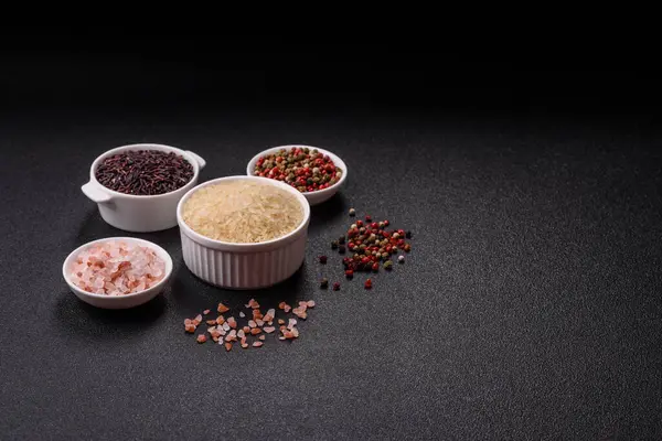 Seramik kasede beyaz çiğ pirinç. Pirinç Asya organik gıdasının bir malzemesidir.